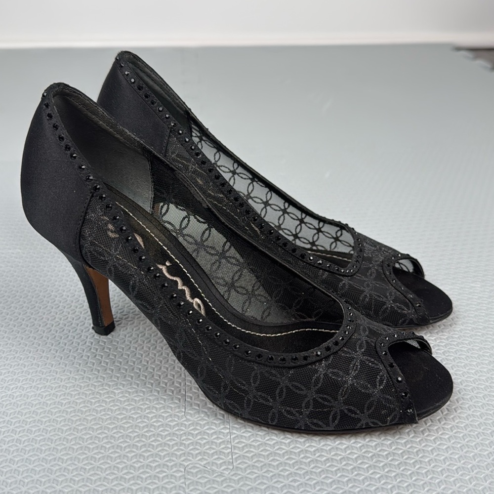 Nina peep toe dress shoes in size 5.5M.